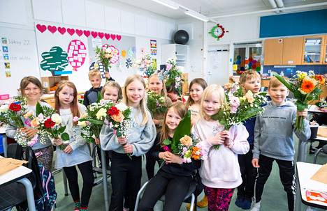 Kämmenniemen koulun tokaluokkalaisilla oli hieman perinteisestä lukujärjestyksestä poikkeava oppitunti: näin upeita kukkakimppuja oppilaat tekivät äideille ja muille tärkeille aikuisille. 