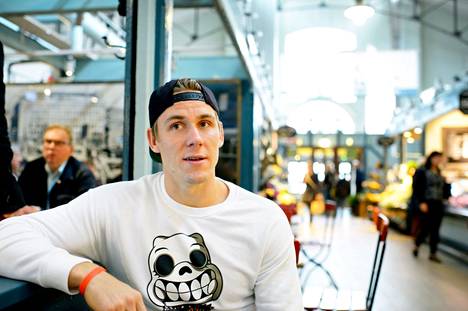 Jori Lehterä Tampereen kauppahallissa kesällä 2014 ennen lähtöään NHL:ään.