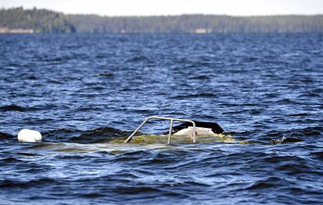 Rajavartiolaitoksen partiovene upposi Loviisan edustalla juhannuksena 2020 veneen ajettua karille. 