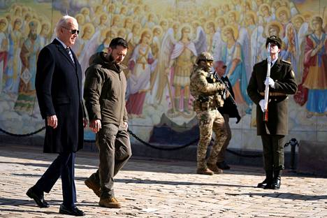 Presidentit vierailivat sodan symboliksi nousseessa Pyhän Mikaelin kultakupolisessa luostarissa.