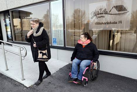 Rauman AHV-kerhon vetäjä Marjo Merinen (vasemmalla) ja vammaisneuvoston jäsen Terhi Perkiö harmittelevat kuljetuspalvelujen ongelmia, jotka toistuvat turhan usein.