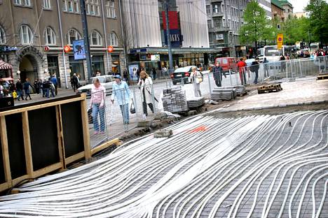 Tältä näytti kesällä vuonna 2006, kun Hämeenkadun jalkakäytävien alle asennettiin katulämmityksen putkistoa.