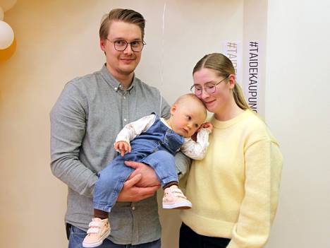 Antti Koposen ja Ella Halmeen esikoinen Ellie Koponen, 1v 2kk, nautti yhdessä vanhempiensa kanssa Mänttä-Vilppulan kaupungin uudesta perinteestä, vauvajuhlasta.