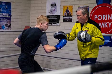 Porin NMKY:n nyrkkeilijä Juuso Enola osallistuu kansainväliseen turnaukseen ensi viikonloppuna. Kuvassa oikealla nyrkkeilyseuran päävalmentaja Lasse Seppälä.