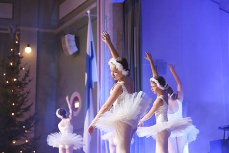  Pirkan opiston tanssikoulun balettitanssijat esiintyivät Kerholan juhlassa.