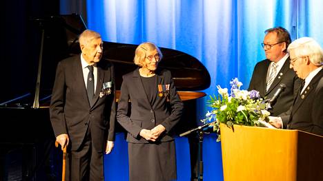 Kunniavieraat Pekka Lavaste ja Riitta Salonen kohotettiin Keuruun sotaveteraanien kunniajäseniksi.