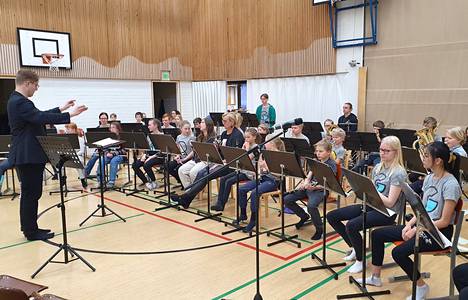 Kivelän koululla Keuruulla torstaina pidettyä koululaiskonserttia johti kapellimestari Lassi Takanen. 
