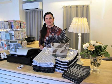 Tanja Lintunen toivoo, että pikkukaupungin asukkaat uskaltavat tulla rohkeasti sisään putiikkiin. Hyllyiltä löytyy muun muassa Lintunen Designin suunnittelemia ja valmistamia saunatekstiilejä.