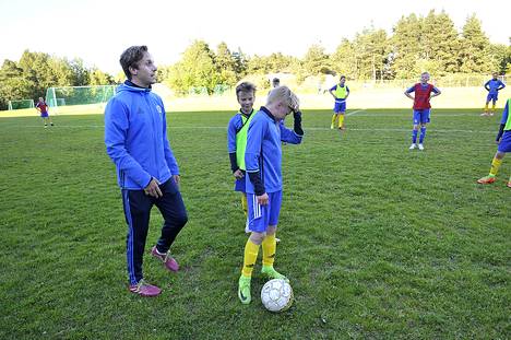 Aleksi Lallin valmennusura alkoi nappulaliigan nuorimmasta joukkueesta. Se annettiin hänelle tarkoituksella. Kuva: Juha Sinisalo