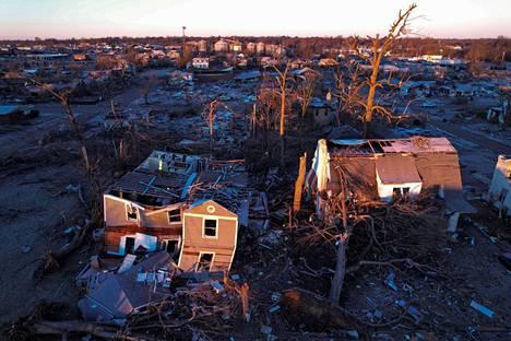 Tähän mennessä tuhoisien tornadojen jäljiltä on löytynyt jo yli 90 kuolonuhria. Kuva on tornadojen pahoin runtelemasta Kentuckyn Mayfieldistä.