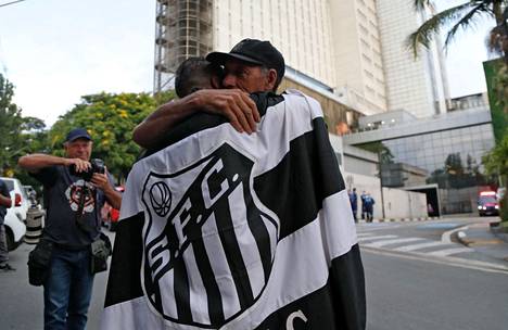 Pelén joukkueen Santosin kannattajat halasivat jalkapallolegendaa hoitaneen sairaalan edustalla São Paulon kaupungissa.