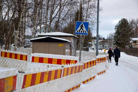 Vasaratie 16:ssa Tampereella tehtiin maaliskuun lopulla muuntamon saneerausta. Verkon rakentamisen ja huoltamisen kohonneet kustannukset ovat yksi syy, jonka perusteella monet sähköverkkoyhtiöt nyt nostavat hintoja.