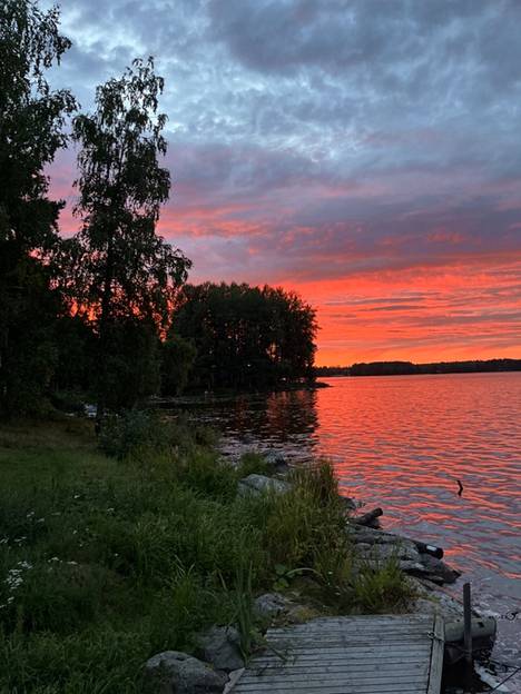 Ritva Kotilahti: Iisassa, auringonlaskua odotellessa.