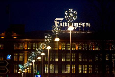 Tampereella siirryttiin vaiheittain hehkulamppujen käytöstä led-valoihin. Kuvassa näkyy Tampereen ensimmäisiä led-valokuvioita Aleksis Kiven kadulla vuonna 2007. Kaikkien valokuvioiden valot vaihdettiin led-lamppuihin vuonna 2012.