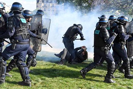 Protestoija ja poliiseja Pariisissa vapunpäivänä.