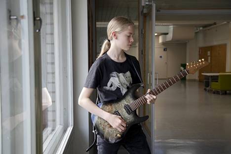 Guitar World -lehti valitsi seinäjokelaisen Juho Ranta-Maunuksen vuoden parhaaksi nuoreksi kitaristiksi vuonna 2020. Nakkilan Popjazzleirillä hän on oppimassa lisää musiikista ja soittamisesta.