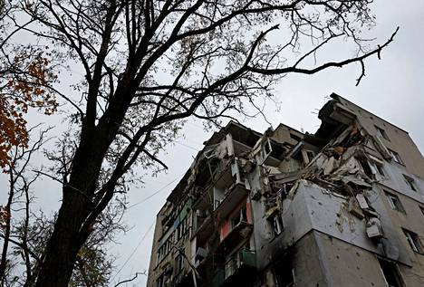 Pommituksissa tuhoutunut rakennus Mariupolissa Ukrainassa 9. marraskuuta.