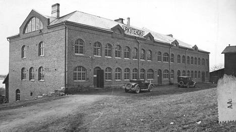 Kangasalan urkutehtaan tiilinen tehdasrakennus valmistui 1900-luvun alussa, kun vanha urkutehdas oli tuhoutunut palossa vuona 1905. Kuva on otettu 1920-luvun lopulla tai 1930-luvun alussa.