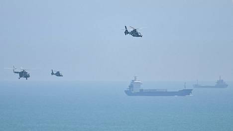 Kiinan sotilashelikopterit lensivät Pingtan-saaren yllä torstaina 4. elokuuta.