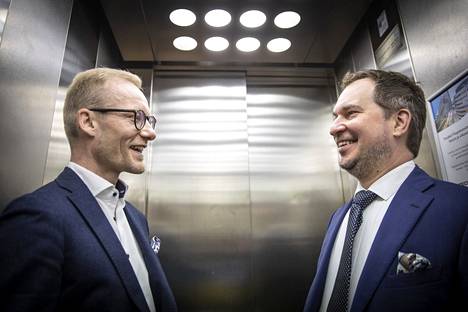 Nordean Tampereen-toimipaikan entinen johtaja Tomi Tulonen (oik.) ja seuraaja Jani Koivunen siirtyivät hissillä Technopolis-toimistotalon kuudenteen kerrokseen. Nordea muutti Tampereella Nokia-areenan naapurissa sijaitsevaan toimistotaloon keväällä.