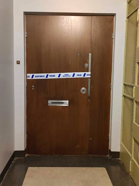 Poliisi oli lauantaina eristänyt epäillyn tekopaikan Ullanlinnassa. Kuvasta on peitetty asunnon nimikilpi.