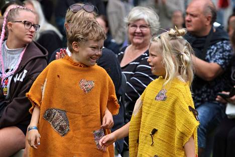Peikot Alpo Raunio, 7, ja Venla Albertson, 6, iloitsivat tullessaan lasten pukukilpailussa toiselle sijalle.