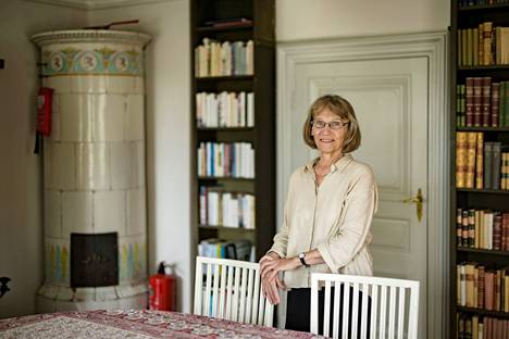 Kirjailija Ulla-Lena Lundberg kuvattiin kotonaan Porvoon Runoilijakodissa.