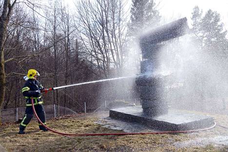 UPM:n Tervasaaren palomies Hannu Heikkilä antoi palaa, ja niin sai Lähtö-patsas raikkaan suihkun sopivasti Kansallisen veteraanipäivän alla.
