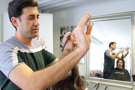 Turkkilainen parturi Amir Farashi on leikannut hiuksia Poutuntiellä kaksi kuukautta.