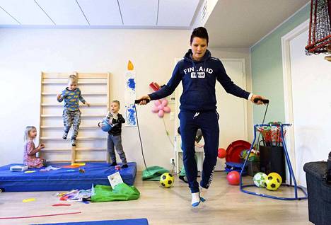 Olympiamitalisti Mira Potkonen tapaa mielellään lapsifanejaan ja tahtoo näyttää lapsille esimerkkiä hyvistä elämäntavoista ja liikunnan voimasta.