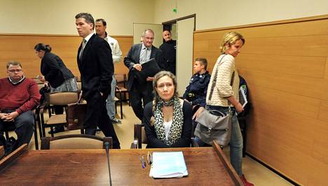Syytön vai syyllinen Anneli Auer päätösistunto on alkamassa lokakuussa 2013. Oikeussali, ihmiset asettumassa paikoilleen.