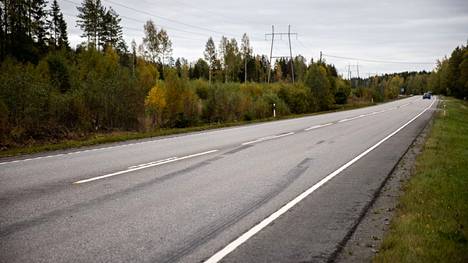 Porintiellä lähellä Pinsiöntietä tapahtui liikenneonnettomuus 22. syyskuuta. Nämä jarrutusjäljet kuvattiin alueella 24. syyskuuta, mutta varmaa tietoa niiden liittymisestä tapahtuneeseen ei ole.