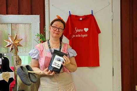 Siuron lähikaupan kauppias Satu Holmgren haluaa tukea pieniä tuottajia. 
