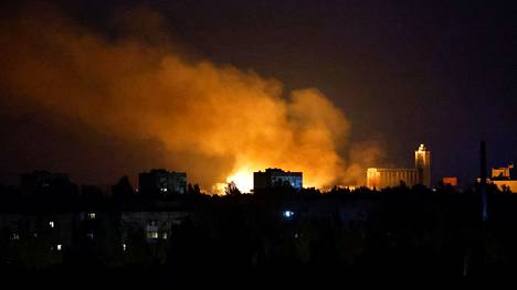 Savua nousi palavan Donetskin kaupungin yllä Ukrainassa 10. elokuuta. 