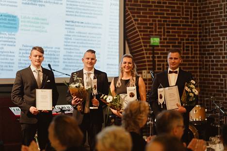Hämeen Uusiyrittäjien gaalassa palkittiin vuoden 2022 uusyrittäjinä Pentti Kemppainen (oikealla) Hattulasta, Tiia Redsven-Heino Hämeenlinnasta sekä Valtteri Mertamo ja Iivari Mertamo Janakkalasta.