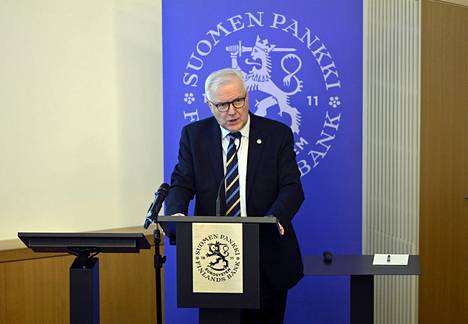 Olli Rehn puhui Suomen taloudesta tiedotustilaisuudessa perjantaina.