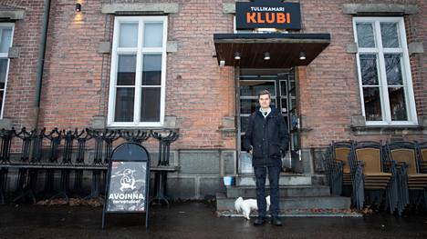 Koronapassit ovat nyt hyllyllä, ja yleisötapahtumat on peruttu. Tullikamarin ohjelmapäällikkö Janne Laurila kuvattiin 17. marraskuuta, kun Tullikamari otti koronapassin käyttöön, kuten monet muutkin ravintolat Tampereella. 