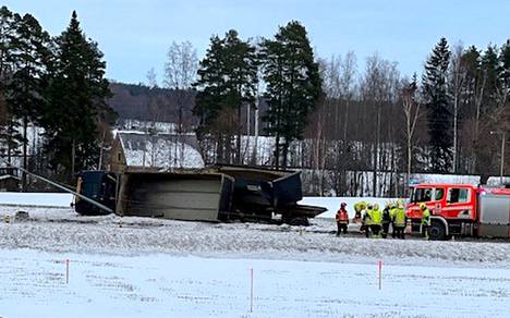 Tielle kaatunut perävaunu haittasi liikennettä Vaasantiellä Ylöjärvellä.