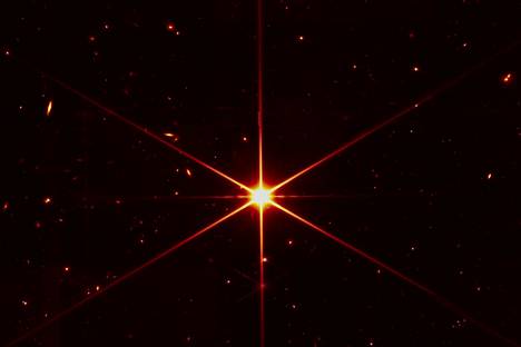 Alkuaineiden synty tähdissä osataan selittää. Kuvassa yksi Webbin koekuvista maaliskuun lopulta. Kokeessa Webbin peilien kohdennusta tarkennettiin. Tähti sijaitsee noin 2 000 valovuoden päässä Maasta ja Webbistä. 