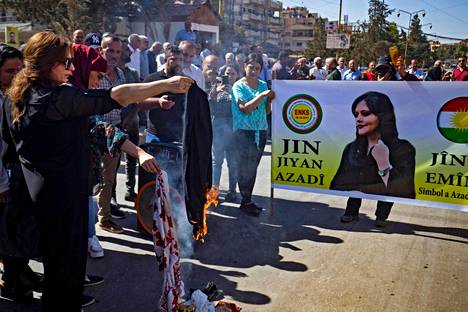Mielenosoittajat polttivat huiveja Kamishlin kaupungissa Koillis-Irakissa 10. lokakuuta.