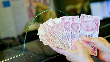 Rahaa vaihtamaan tullut piteli käsissään setelinippua Turkin Ankarassa 27. syyskuuta. Turkissa liiran kurssi on jatkanut laskuaan. 