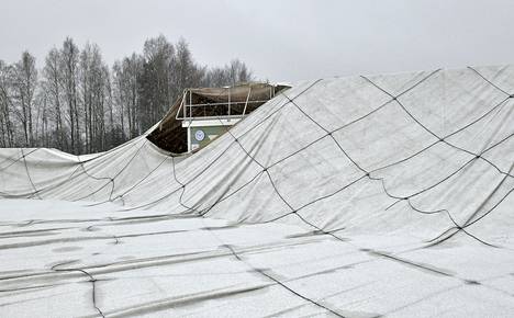 Euran urheilukeskuksen kuplahalli romahti tammikuussa. Seuraavaksi pystytetään uusi halli, joka on aiempaa ehompi. Arkistokuva: Juha Sinisalo