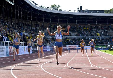 Suomen Viivi Lehikoinen oli nopein 400 metrin aitajuoksussa sunnuntaina.