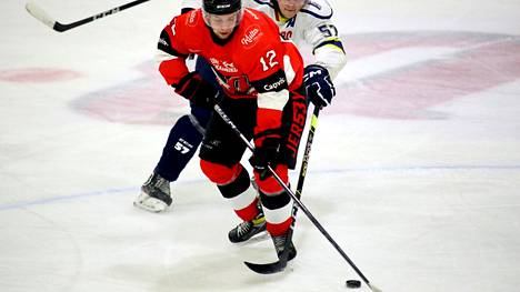 Valtteri Välimäki teki tyhjiin Pyryn punapaitojen neljännen maalin lauantain kotiottelussa Huntersia vastaan. Pyry voitti Suomisarjan sarja-avauksen lauantaina 17. syyskuuta lukemin 5-2.