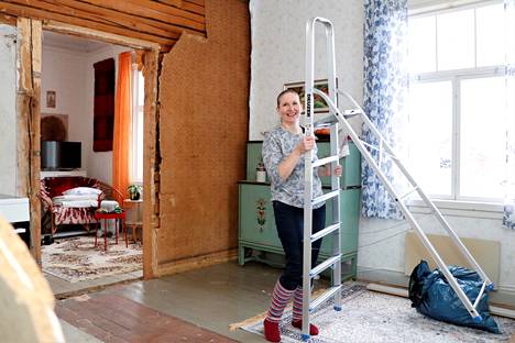 Maarit Haverinen on torjunut yksinäisyyttä remontoimalla vanhaa taloaan. Nyt on vuorossa keittiöremontti. Muovimatot ovat jo saaneet lähteä, seuraavaksi on seinien vuoro. Hän aikoo ottaa ainakin osan hirsistä näkyviin. 