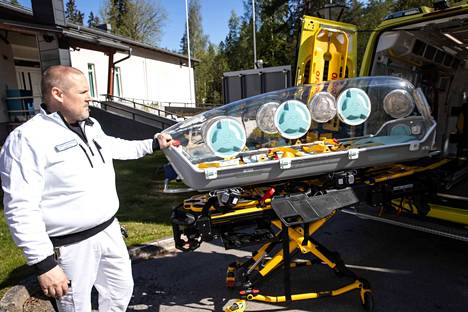 Pirkanmaan sairaanhoitopiirin ensihoidon kenttäjohtaja Pasi Aho esitteli Aamulehdelle uutta tehoambulanssia ja sen potilassukkulaa 23. toukokuuta. Sukkulan sisällä voidaan kuljettaa lähes kaksimetristä potilasta.