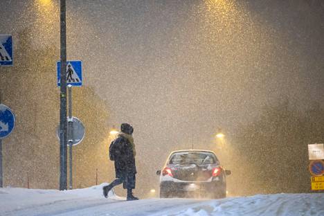 Tampereelle on jo viikonlopun aikana saatu uutta lunta. Lisää on luvassa alkavalla viikolla. Tämä lumisade kuvattiin Lapintiellä lauantailla 10. joulukuuta.