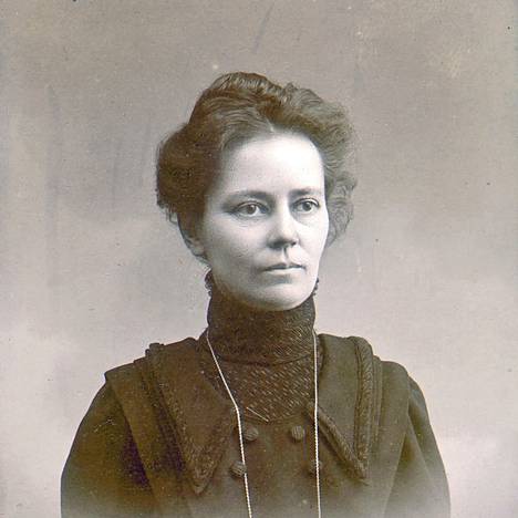 Bertha Enwald kävi Porissa valokuvaajalla 11.4.1910. Edellisenä päivänä hän oli täyttänyt 39 vuotta. 