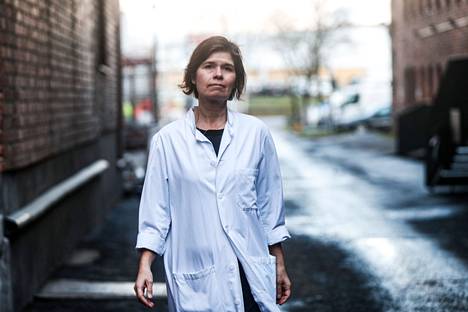 Tampereen kaupungin epidemiologi Sirpa Räsänen sanoo, että korona on saattanut vähentää vastustuskykyä tavallisille taudeille, kun koronainfektion aikaan tavallisia hengitystieinfektioita tavattiin vähän. Räsänen kuvattiin syksyllä 2020.