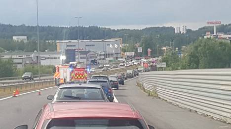 Liikenne on ruuhkautunut Tampereen messu- ja urheilukeskuksen lähistöllä Kolmostiellä.